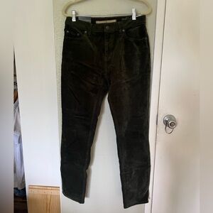 Men’s banana republic olive green corduroy pants. NWT never worn condition.